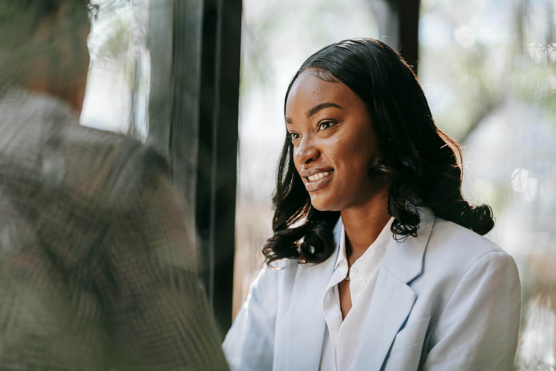 Une jeune femme souriante