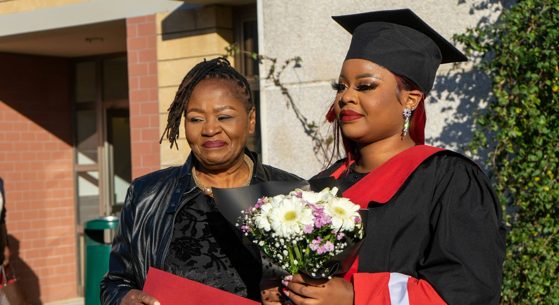 Une maman avec sa fille pour la graduation