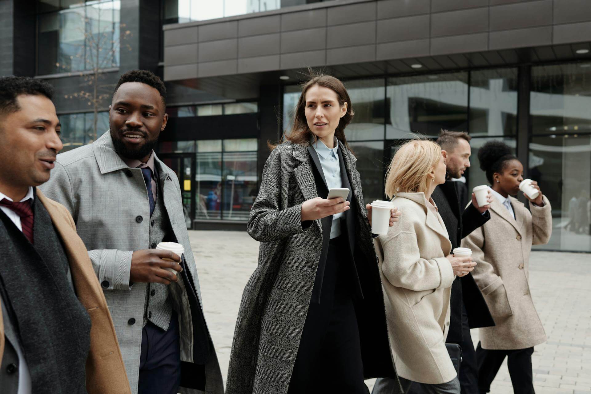 Un groupe de personne à la pause